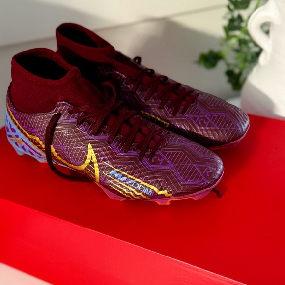 Soccer cleats - Picture 1 of 4